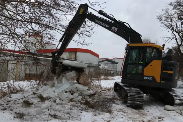 Koparki w akcji. Kruszenie grubego lodu na rzece Okalicy