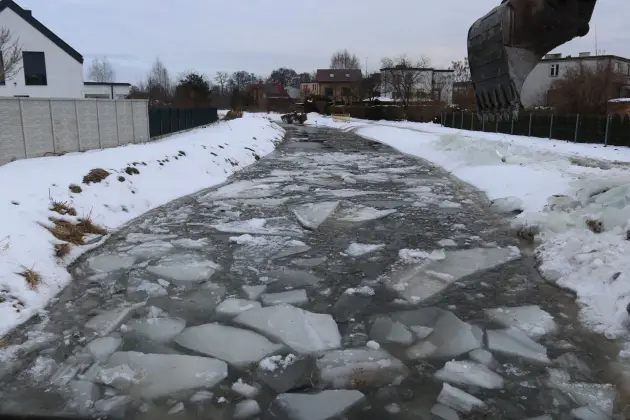 Koparki w akcji. Kruszenie grubego lodu na rzece Okalicy