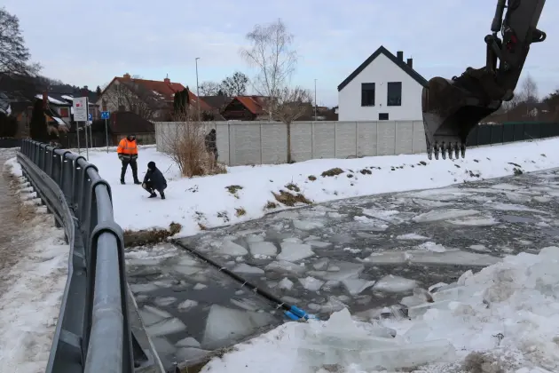 Koparki w akcji. Kruszenie grubego lodu na rzece Okalicy