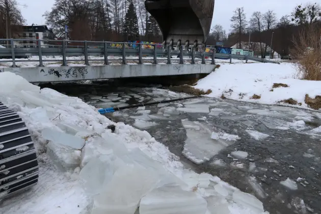 Koparki w akcji. Kruszenie grubego lodu na rzece Okalicy