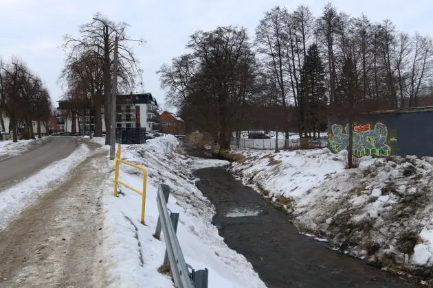 Koparki w akcji. Kruszenie grubego lodu na rzece Okalicy