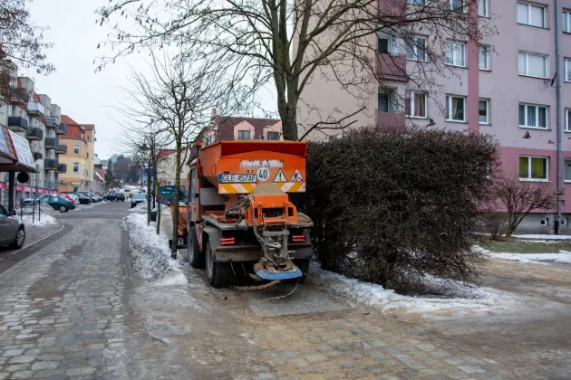 AKCJA ZIMA w Lęborku. Walka z gołoledzią