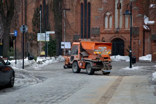 AKCJA ZIMA w Lęborku. Walka z gołoledzią