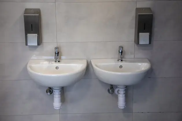 Toalety bez barier w lęborskich szkołach - SP1 już po remoncie, SP8 w trakcie prac