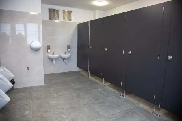 Toalety bez barier w lęborskich szkołach - SP1 już po remoncie, SP8 w trakcie prac