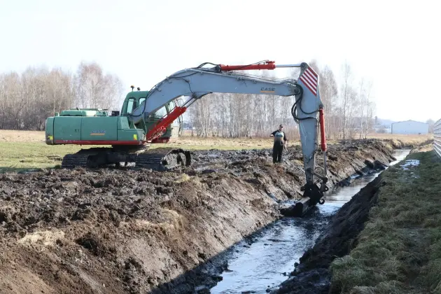 Wiosenne porządki w Lęborku - trwa konserwacja rowów melioracyjnych