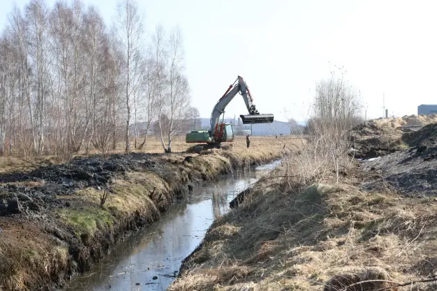 Wiosenne porządki w Lęborku - trwa konserwacja rowów melioracyjnych