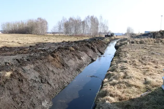 Wiosenne porządki w Lęborku - trwa konserwacja rowów melioracyjnych