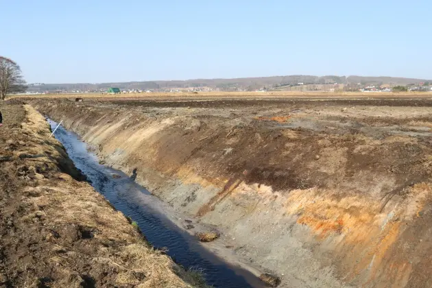 Wiosenne porządki w Lęborku - trwa konserwacja rowów melioracyjnych