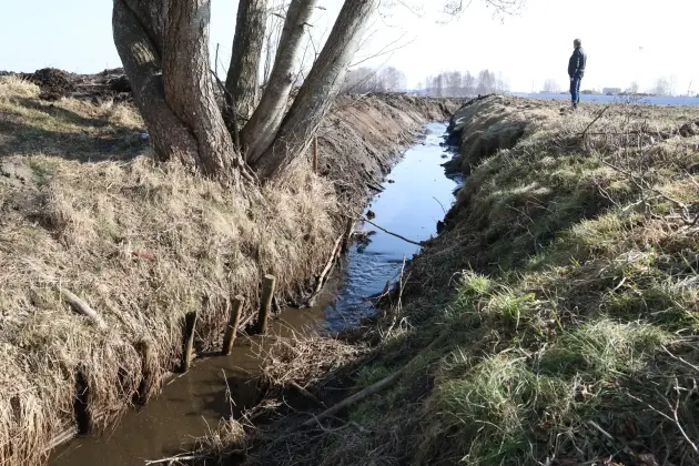 Wiosenne porządki w Lęborku - trwa konserwacja rowów melioracyjnych