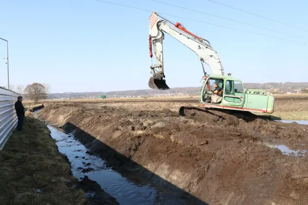 Wiosenne porządki w Lęborku - trwa konserwacja rowów melioracyjnych