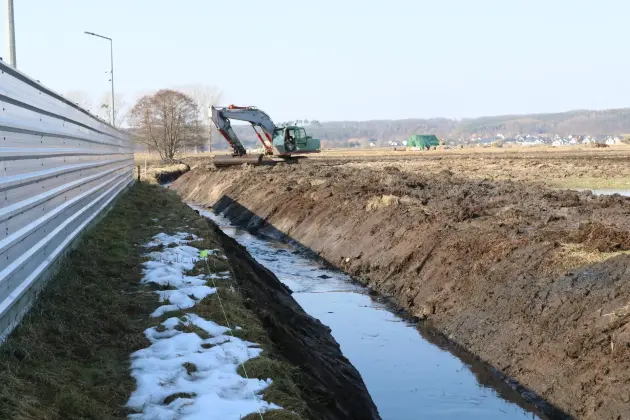 Wiosenne porządki w Lęborku - trwa konserwacja rowów melioracyjnych