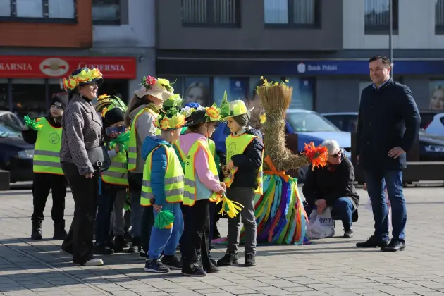 Wiosna przyszła do Lęborka! Setki dzieci w barwnym korowodzie