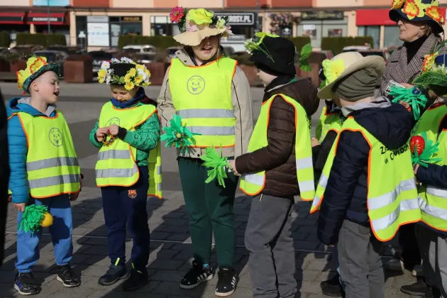 Wiosna przyszła do Lęborka! Setki dzieci w barwnym korowodzie