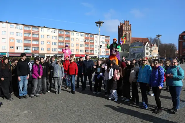 Wiosna przyszła do Lęborka! Setki dzieci w barwnym korowodzie