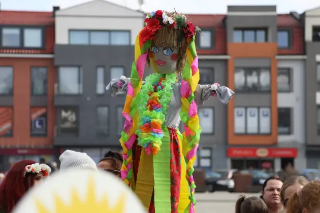 Wiosna przyszła do Lęborka! Setki dzieci w barwnym korowodzie