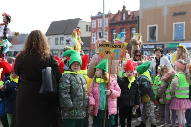 Wiosna przyszła do Lęborka! Setki dzieci w barwnym korowodzie