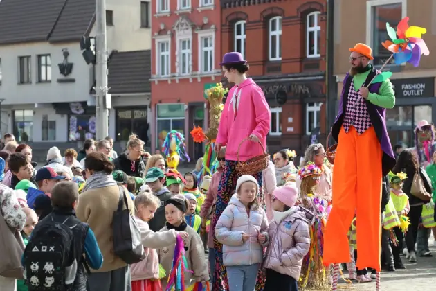 Wiosna przyszła do Lęborka! Setki dzieci w barwnym korowodzie