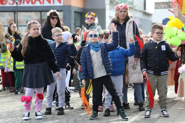 Wiosna przyszła do Lęborka! Setki dzieci w barwnym korowodzie