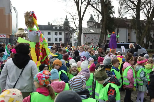 Wiosna przyszła do Lęborka! Setki dzieci w barwnym korowodzie