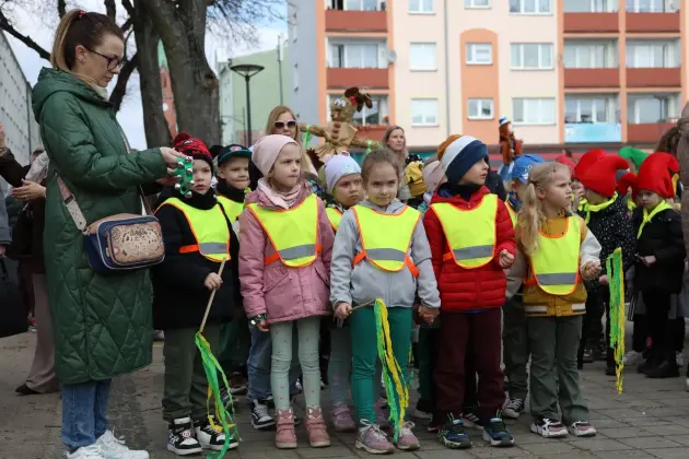 Wiosna przyszła do Lęborka! Setki dzieci w barwnym korowodzie