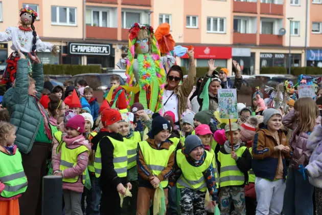 Wiosna przyszła do Lęborka! Setki dzieci w barwnym korowodzie