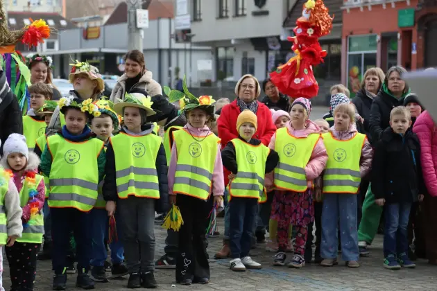 Wiosna przyszła do Lęborka! Setki dzieci w barwnym korowodzie