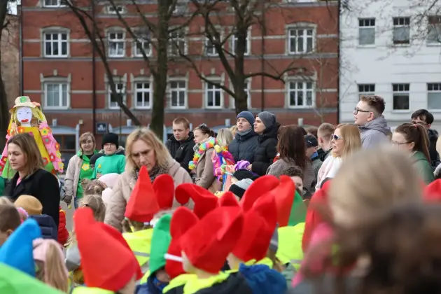 Wiosna przyszła do Lęborka! Setki dzieci w barwnym korowodzie