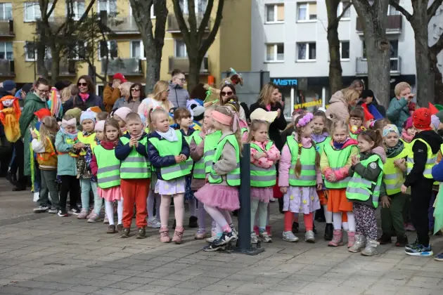 Wiosna przyszła do Lęborka! Setki dzieci w barwnym korowodzie