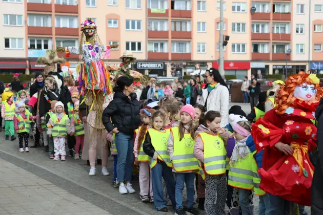 Wiosna przyszła do Lęborka! Setki dzieci w barwnym korowodzie