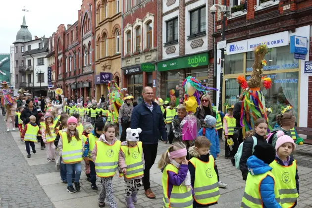 Wiosna przyszła do Lęborka! Setki dzieci w barwnym korowodzie