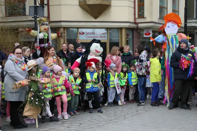 Wiosna przyszła do Lęborka! Setki dzieci w barwnym korowodzie