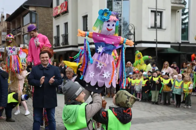 Wiosna przyszła do Lęborka! Setki dzieci w barwnym korowodzie