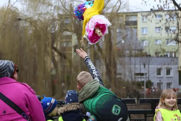 Wiosna przyszła do Lęborka! Setki dzieci w barwnym korowodzie