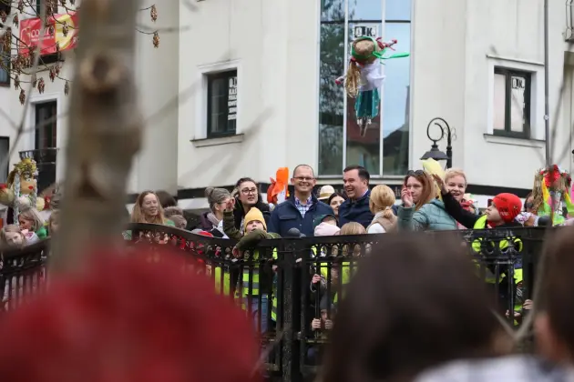 Wiosna przyszła do Lęborka! Setki dzieci w barwnym korowodzie