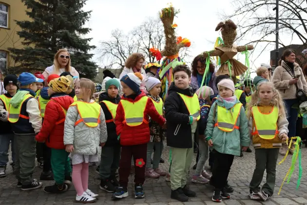 Wiosna przyszła do Lęborka! Setki dzieci w barwnym korowodzie