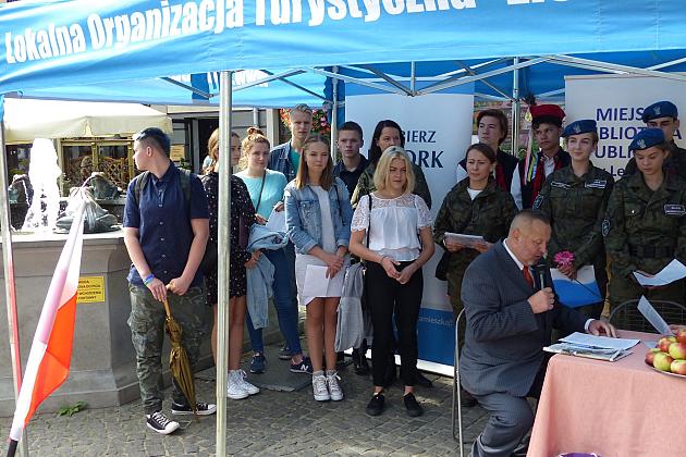 Przy fontannie z żabkami czytali „Przedwiośnie”