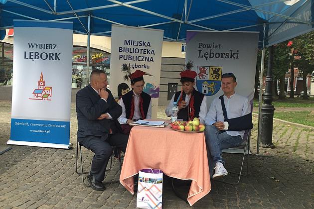 Przy fontannie z żabkami czytali „Przedwiośnie”