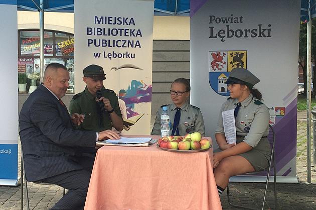 Przy fontannie z żabkami czytali „Przedwiośnie”