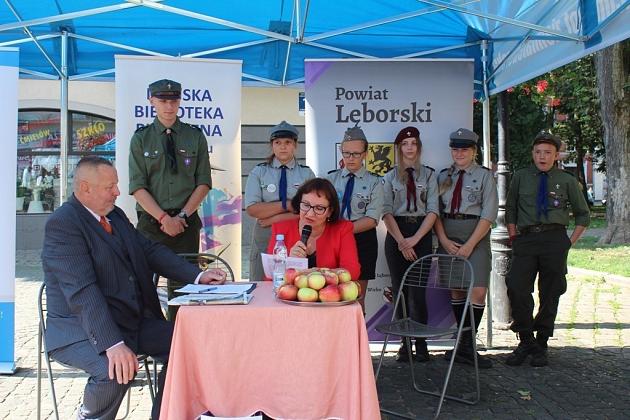 Przy fontannie z żabkami czytali „Przedwiośnie”