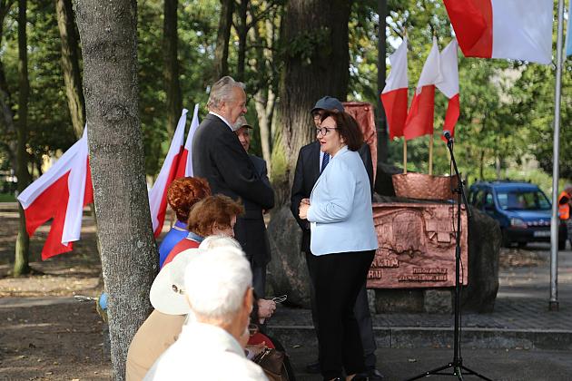 Dzień Sybiraka. Kwiaty i znicze pod Pomnikiem Zesłańców Sybiru