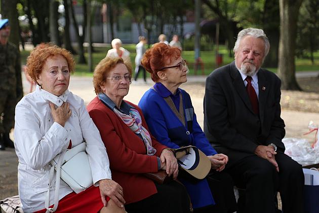 Dzień Sybiraka. Kwiaty i znicze pod Pomnikiem Zesłańców Sybiru