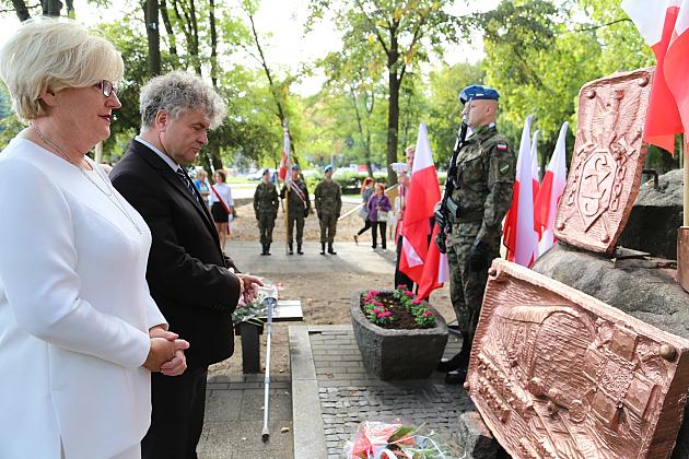 Dzień Sybiraka. Kwiaty i znicze pod Pomnikiem Zesłańców Sybiru