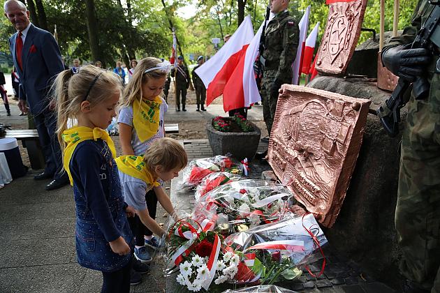 Dzień Sybiraka. Kwiaty i znicze pod Pomnikiem Zesłańców Sybiru