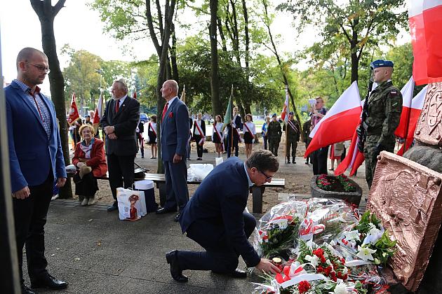 Dzień Sybiraka. Kwiaty i znicze pod Pomnikiem Zesłańców Sybiru