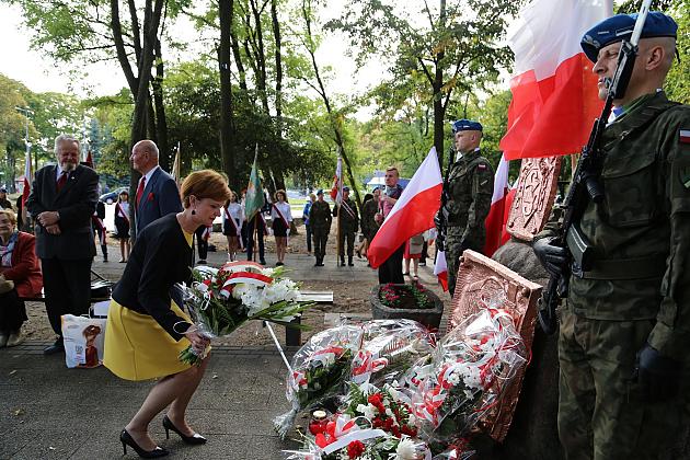 Dzień Sybiraka. Kwiaty i znicze pod Pomnikiem Zesłańców Sybiru