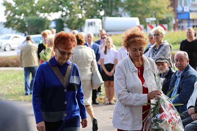 Dzień Sybiraka. Kwiaty i znicze pod Pomnikiem Zesłańców Sybiru