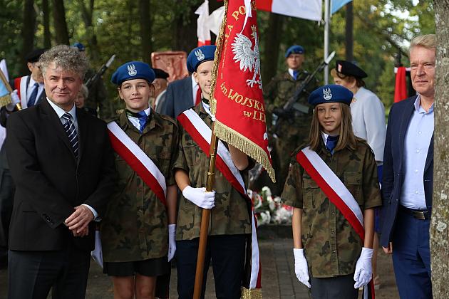 Dzień Sybiraka. Kwiaty i znicze pod Pomnikiem Zesłańców Sybiru