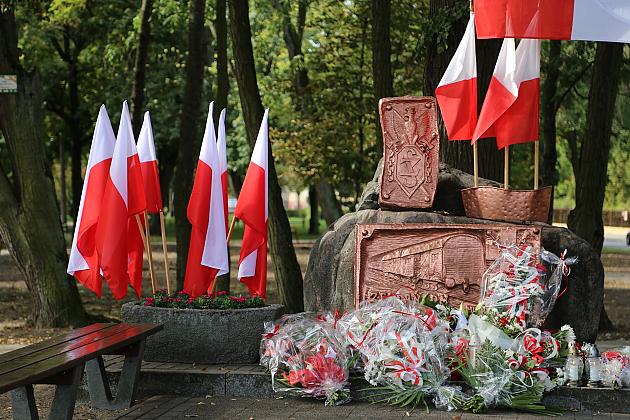 Dzień Sybiraka. Kwiaty i znicze pod Pomnikiem Zesłańców Sybiru