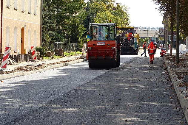 Walce drogowe na Sienkiewicza. Trwa budowa Lęborskiego Węzła Przesiadkowego